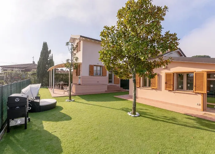 Villino Esse, Libero Su 4 Lati Piu Dependance Nel Cuore Della Versilia