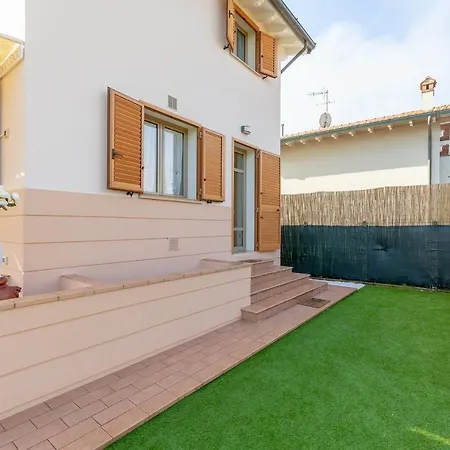 Villino Esse, Libero Su 4 Lati Dependance Nel Cuore Della Versilia *