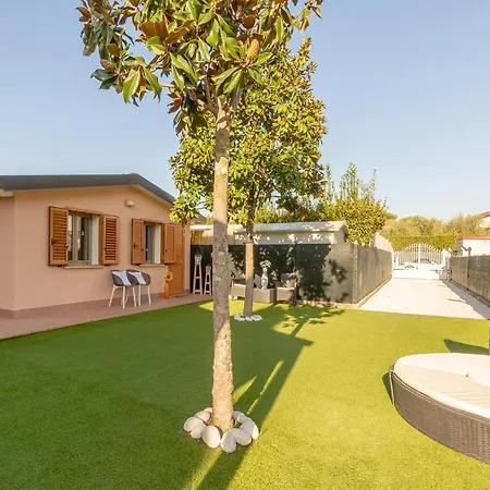 Villino Esse, Libero Su 4 Lati Piu Dependance Nel Cuore Della Versilia