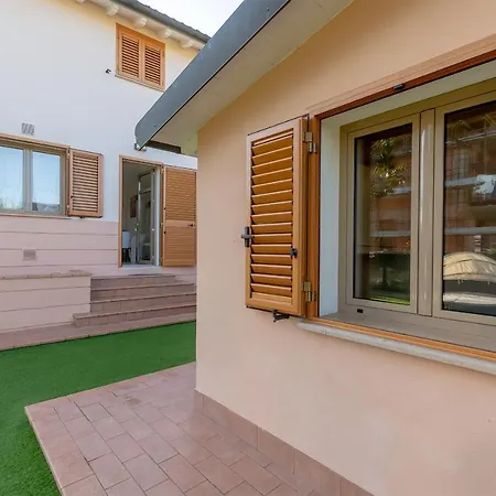 Villino Esse, Libero Su 4 Lati Piu Dependance Nel Cuore Della Versilia * Marina di Pietrasanta