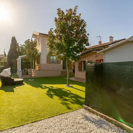 Villino Esse, Libero Su 4 Lati Piu Dependance Nel Cuore Della Versilia * Marina di Pietrasanta