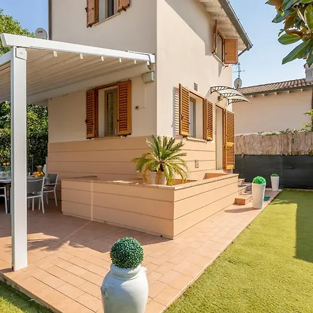 Villino Esse, Libero Su 4 Lati Dependance Nel Cuore Della Versilia *
