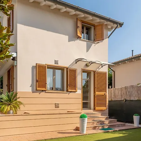 Villino Esse, Libero Su 4 Lati Piu Dependance Nel Cuore Della Versilia Marina di Pietrasanta