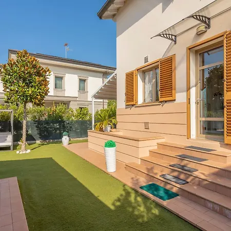 Villa Villino Esse, Libero Su 4 Lati Dependance Nel Cuore Della Versilia Marina di Pietrasanta